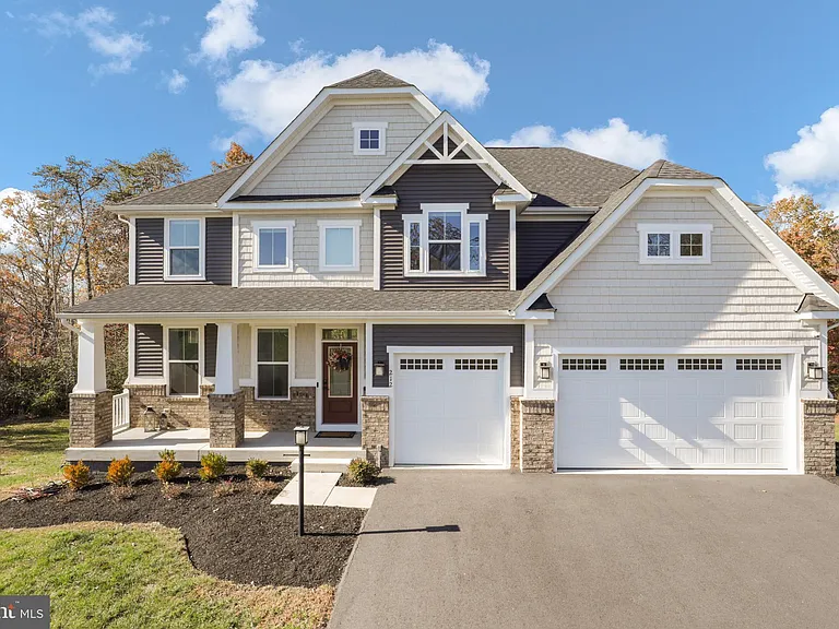 212 Southern View Dr — Photo 1