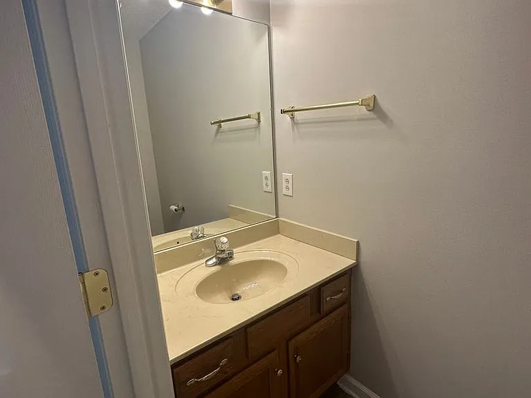 1130 Sloan St — Photo 8