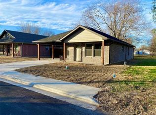 812 E 11th St, Bonham, TX 75418
