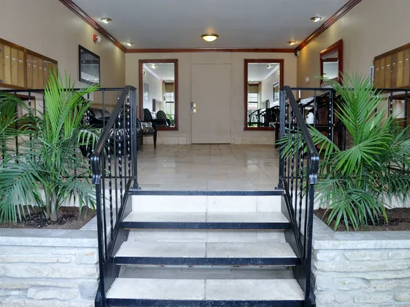 800 E Henry Clay St #204, Milwaukee, WI 53217