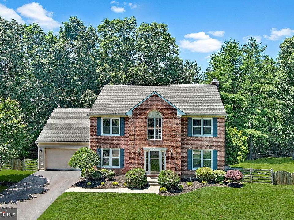 1st image of 909 Broad Oaks Dr