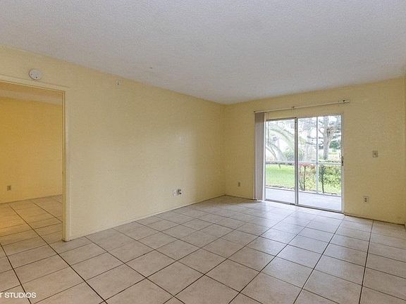 5th image of 1507 SE Royal Green Cir #101