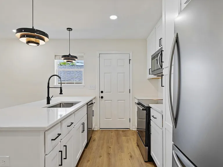 1003 Linwood Ave — Photo 2