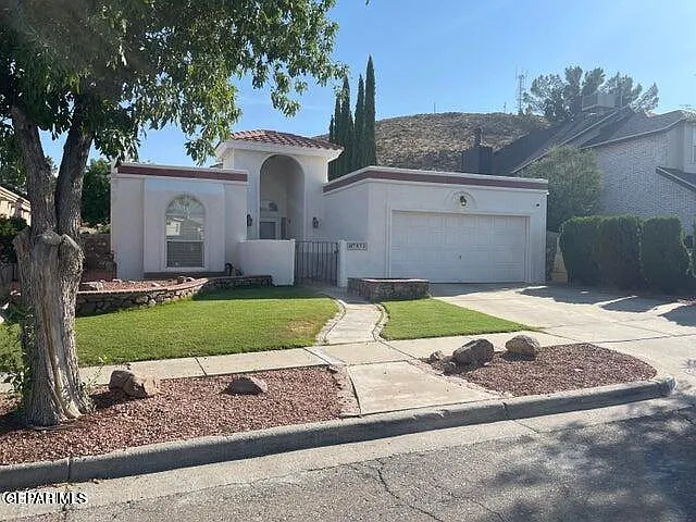 3 bed, 2.0 bath, 1371 sqft, $2,000 — Photo 2
