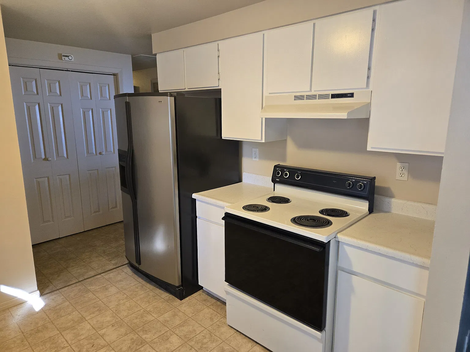 3 bed, 1.5 bath, 1300 sqft, $1,800 — Photo 3