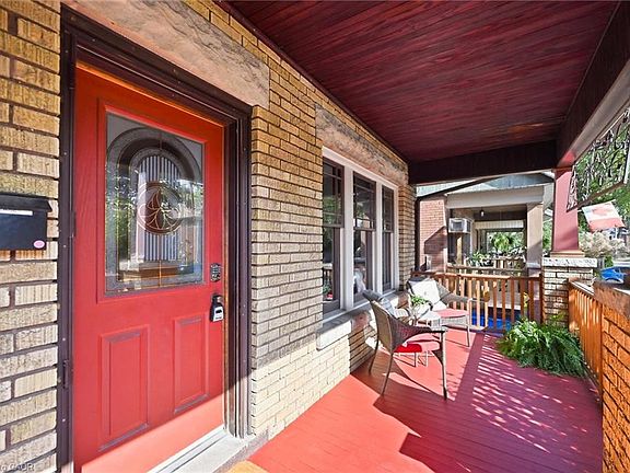 2nd image of 164 Balmoral Ave S