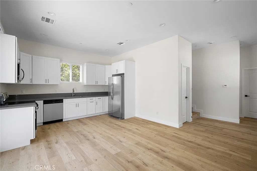 3 bed, 3.0 bath, 1200 sqft, $3,500 — Photo 4