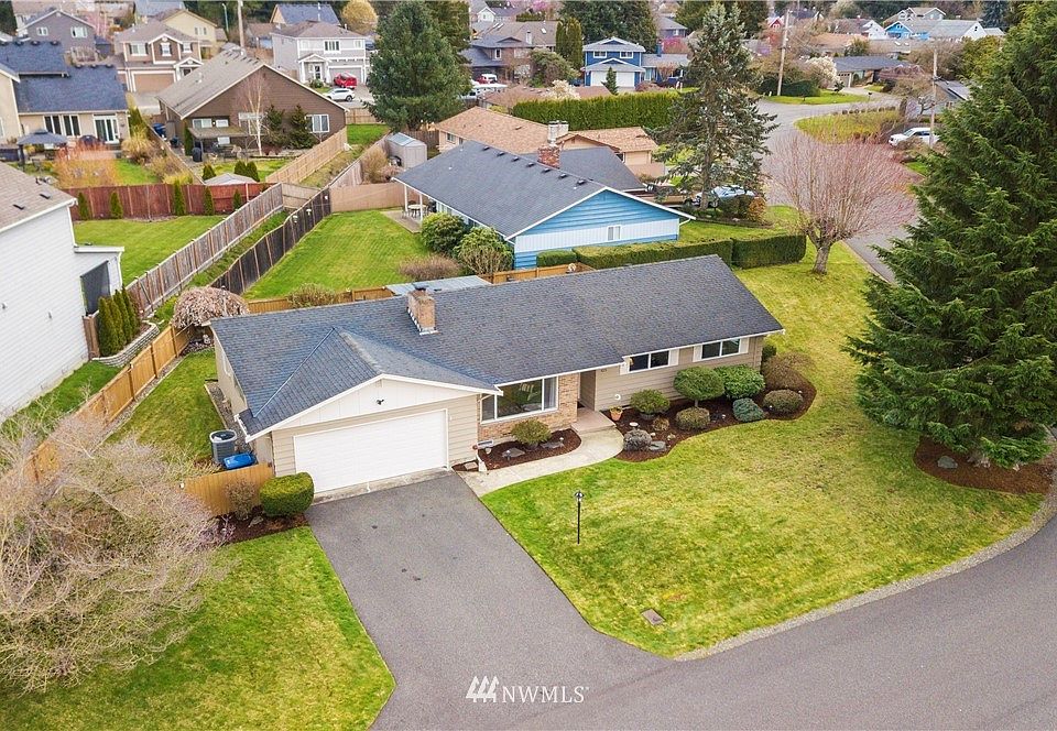 Gorgeous corner lot in quiet neighborhood!