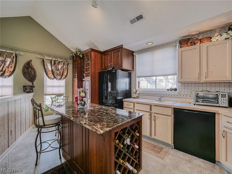 252 Vista Cir North Olmsted OH Zillow