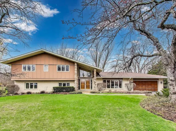 2268 N Circle Dr, Palatine, IL 60067