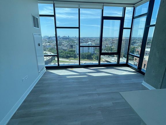 5th image of 100 N Hermitage Ave #1908