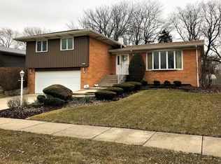 15261 Pine Dr, Oak Forest, IL 60452