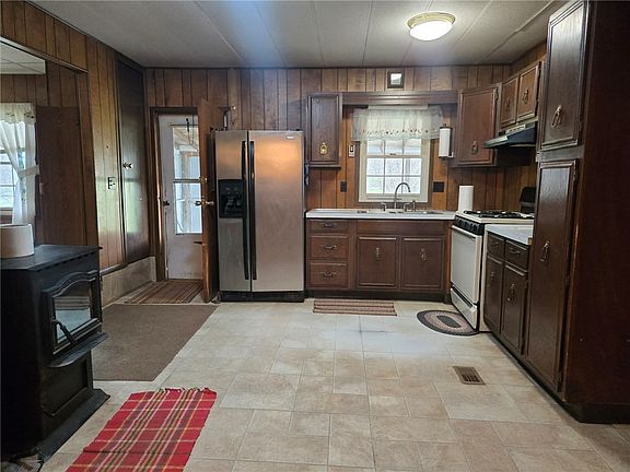 3rd image of 465 Isle Rd