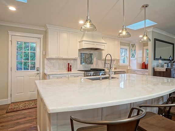 2nd image of 1192 Blewett Ave