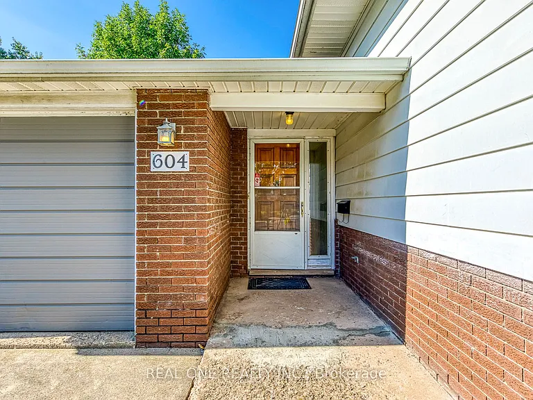 604 Bridle Wood — Photo 3
