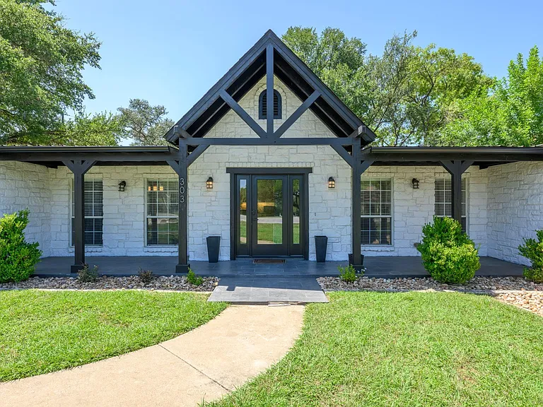 303 Lakeway Dr — Photo 4
