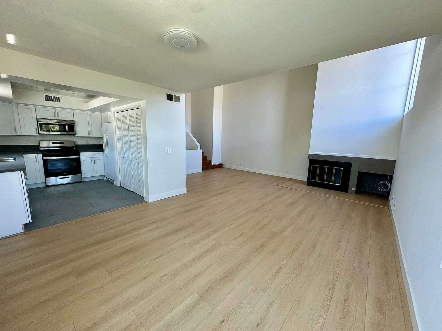2 bed, 1200 sqft, $3,595 — Photo 3