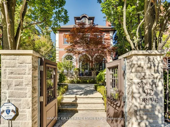92 South Dr, Toronto, ON M4W 1R6