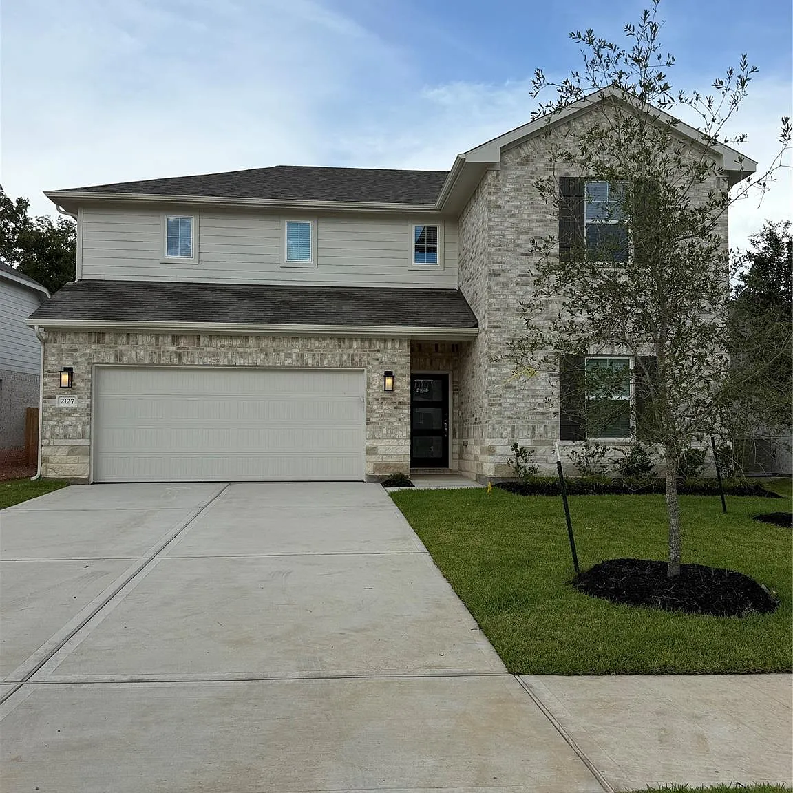 4 bed, 3.0 bath, 2316 sqft, $2,600 — Photo 2
