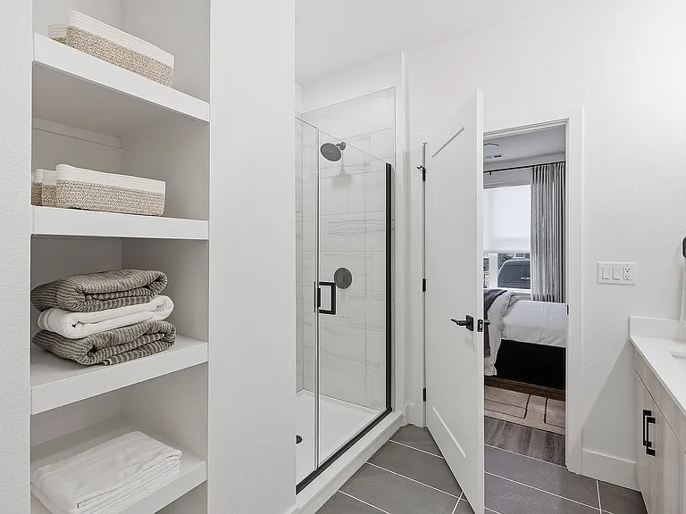 This bathroom design combines clean lines with functional elegance for a refreshing retreat