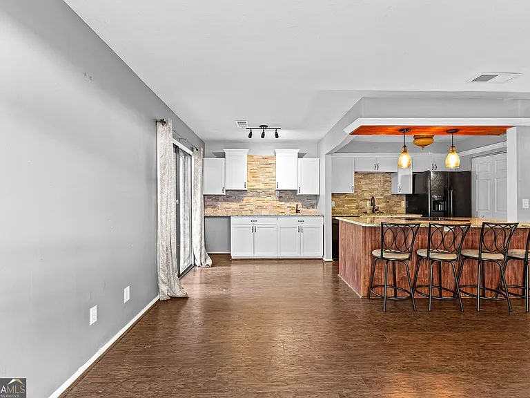 143 Twiggs Cor — Photo 8