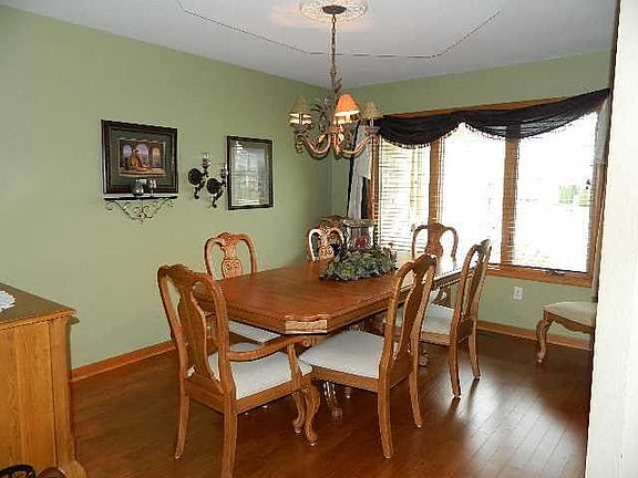 4th image of 785 Regents Park Dr
