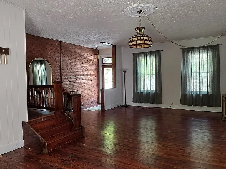 131 W Broadway — Photo 3