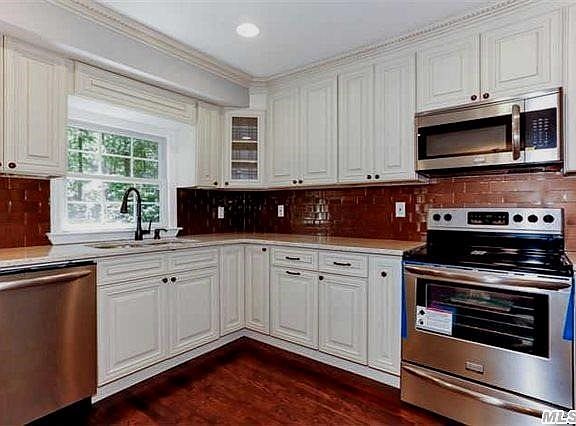 4th image of 10 Sherwood Dr