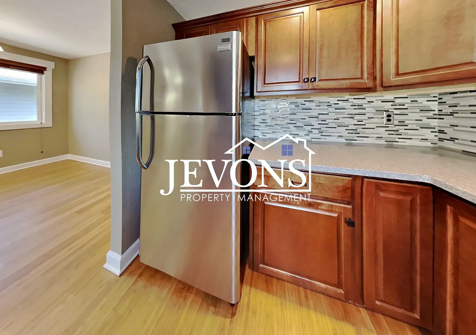 Coming Soon a 4-bedrooms 2-bathrooms house in Seattle — Photo 4