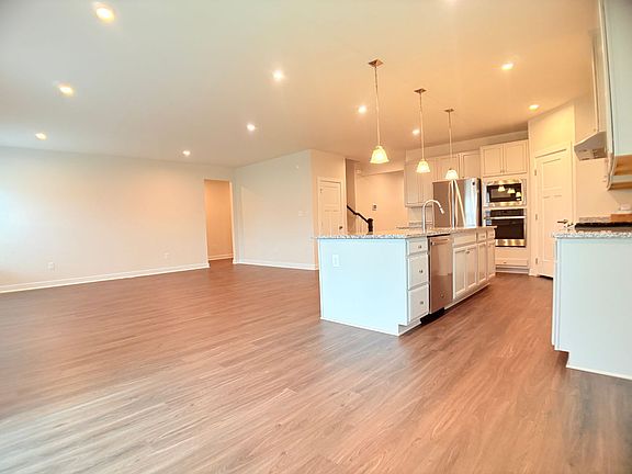 5th image of 3519 Iberis Ln