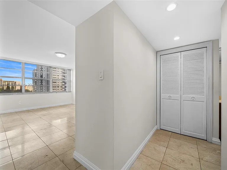 18011 Biscayne Blvd #902 — Photo 17