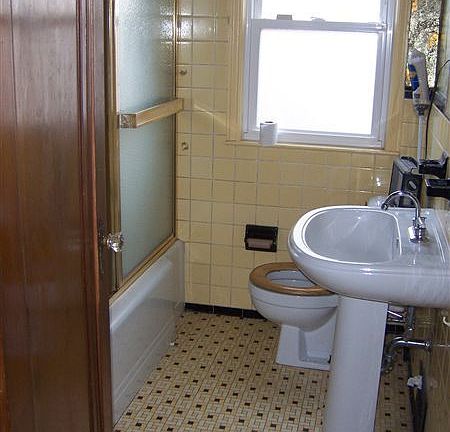 Full Bathroom (main level)