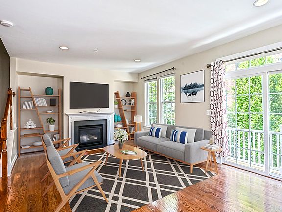 4th image of 4070 Glendale Way