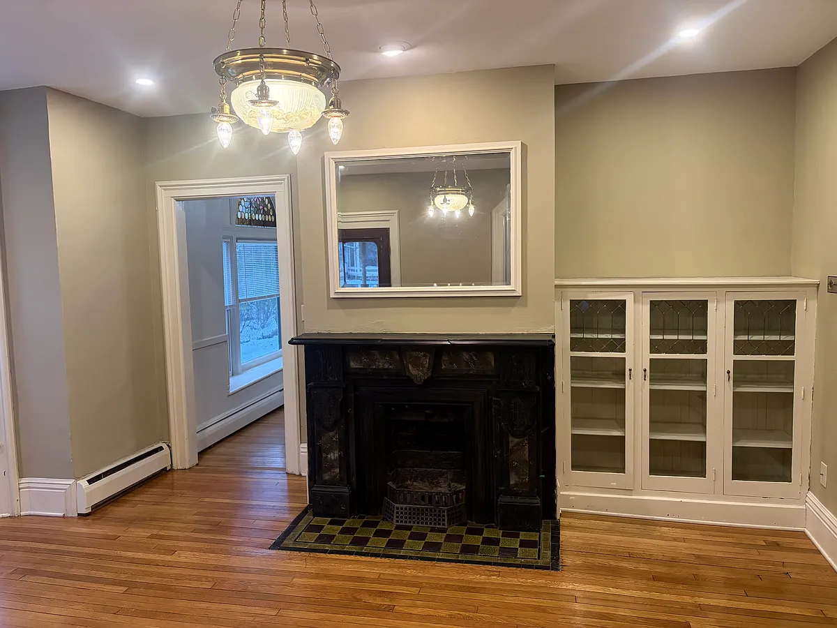 Building Photo - 631 Hawthorne St NE #1