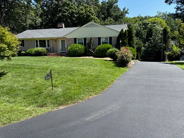 Front yard and driveway that goes to rear of house for basement entry - 4316 Cochise Trl