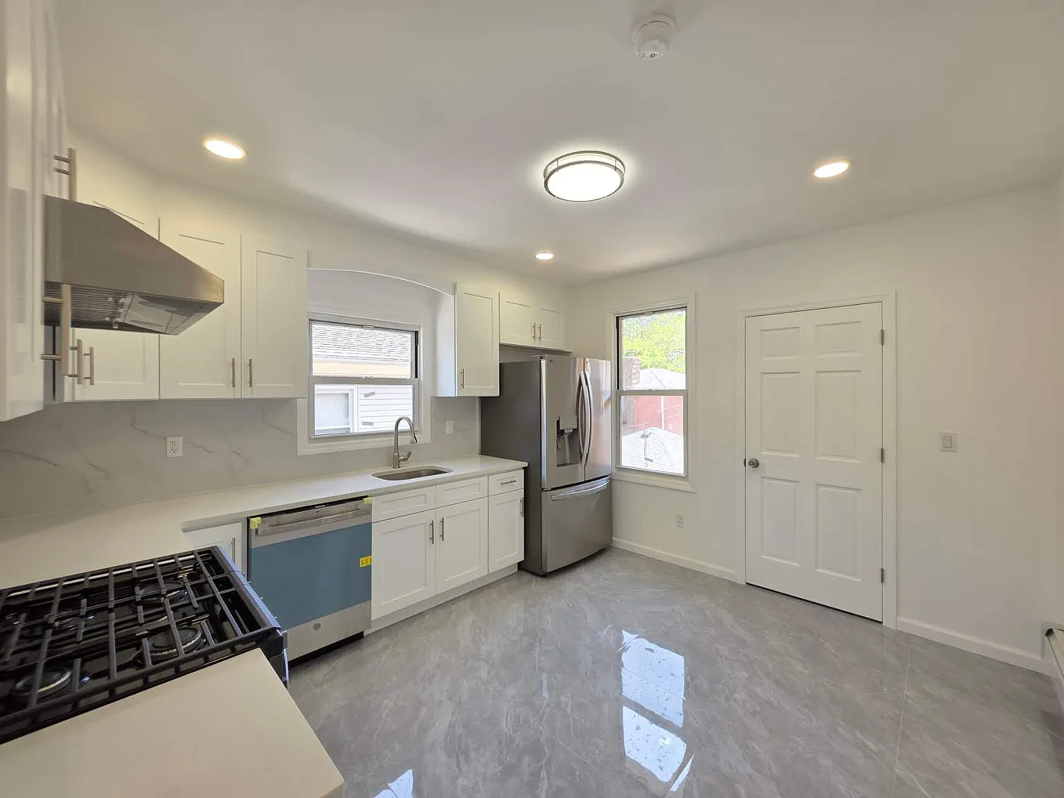 3 bed, 1100 sqft, $3,300 — Photo 2