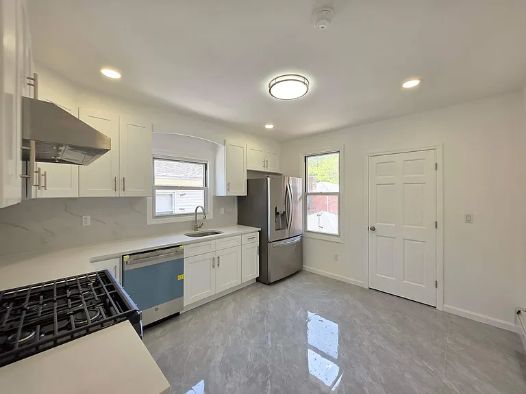 142 Fremont Ave #2 — Photo 2