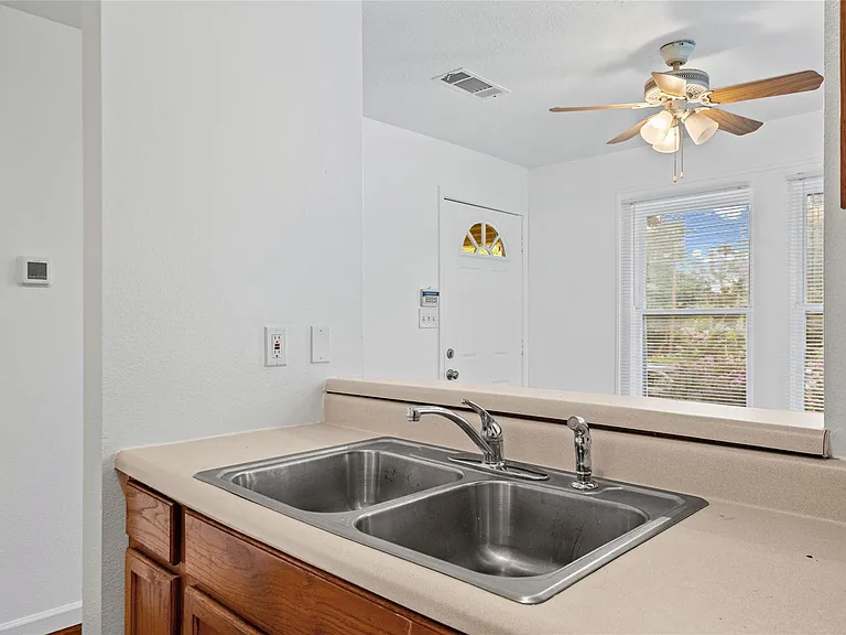 1307 Concho St #A — Photo 11