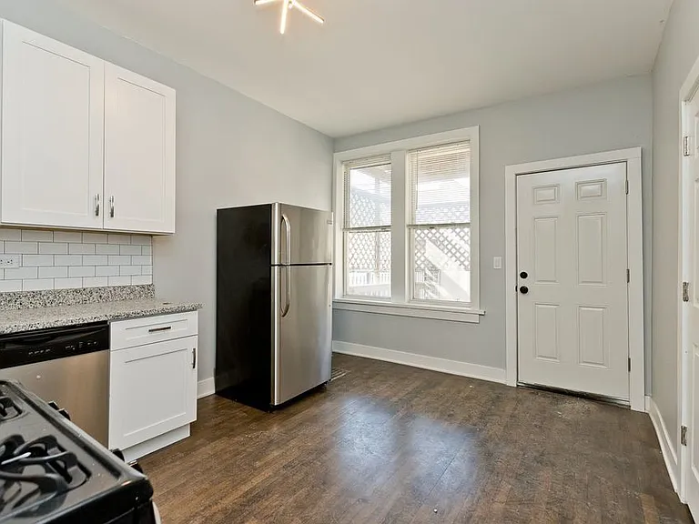 1922 N Wilmot Ave #3R — Photo 2