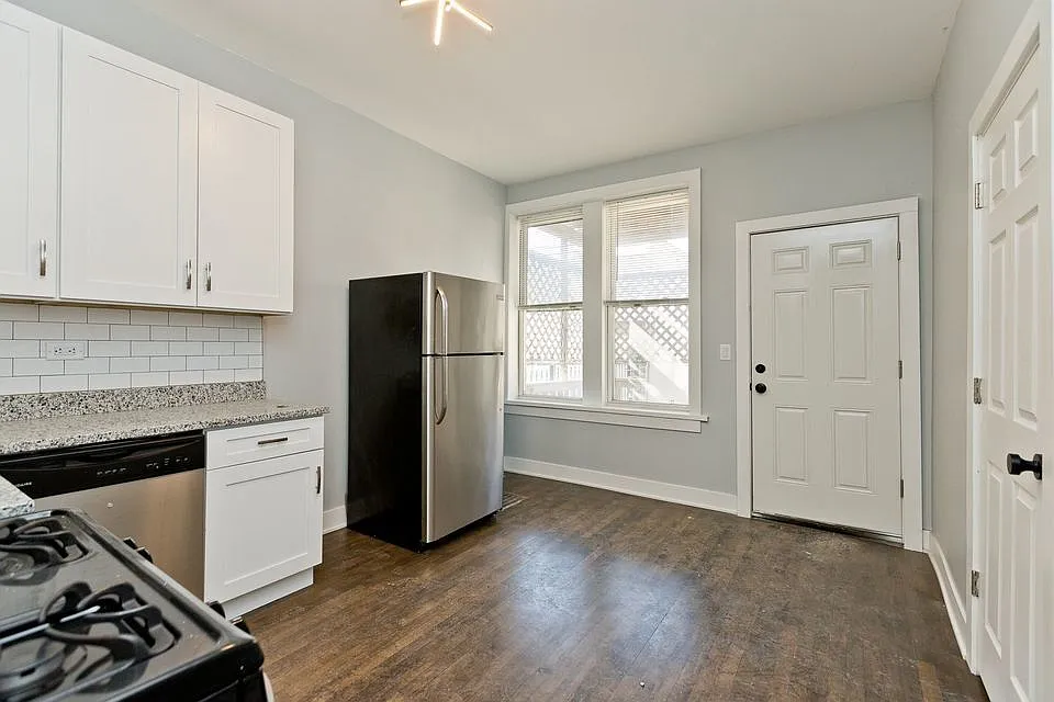 Building Photo - 1922 N Wilmot Ave #1R