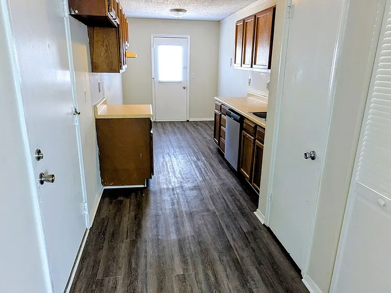 918 Coarsey Dr — Photo 2