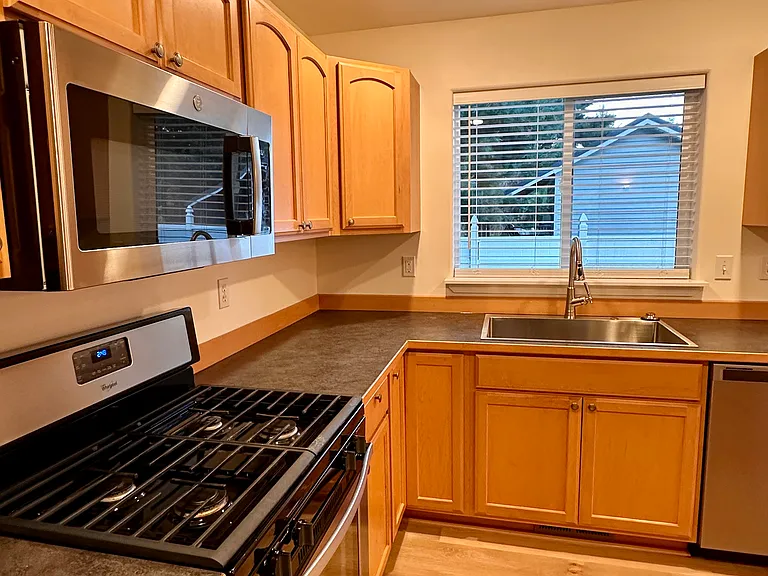 414 Louis Ln — Photo 8