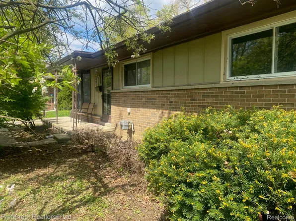 28918 Red Leaf Ln, Southfield, MI 48076