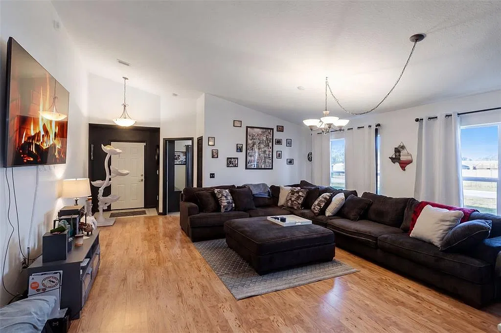 4 bed, 2.5 bath, 1873 sqft, $3,100 — Photo 3
