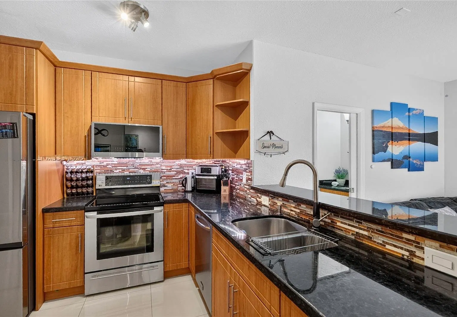 3 bed, 3.5 bath, 1650 sqft, $3,500 — Photo 2