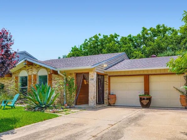 1302 N San Saba St, Grand Prairie, TX 75052