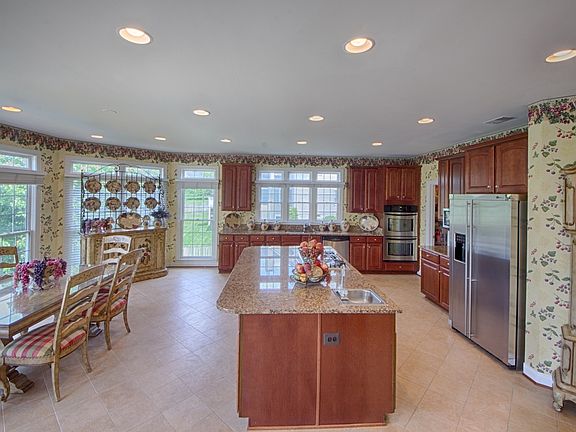 5th image of 3512 Rose Crest Ln