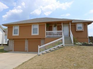 501 Whitestone Dr, Grain Valley, MO 64029