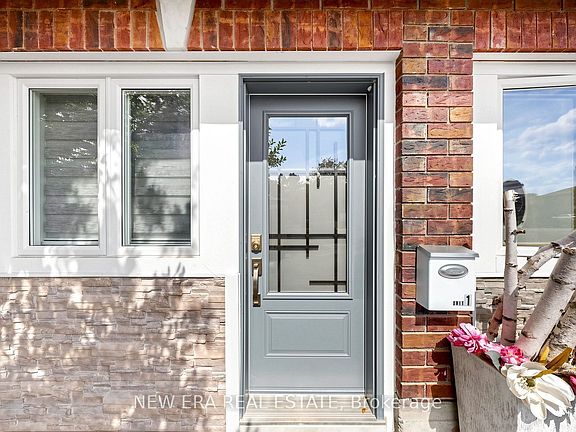 4th image of 30 Harrogate Ct