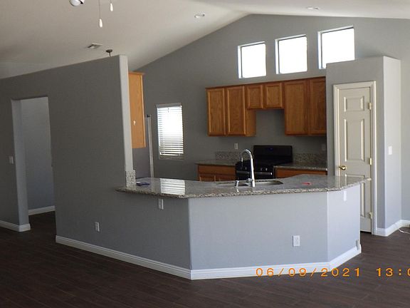 3rd image of 1016 E El Campo Grande Ave